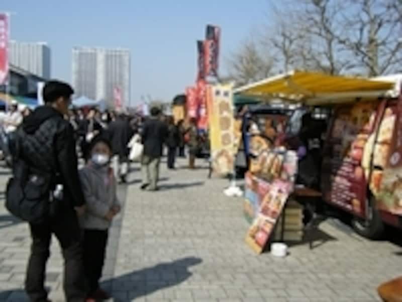 東京ビッグサイトと東京国際展示場駅を結ぶ有明イーストプロムナードはメイン会場のひとつ