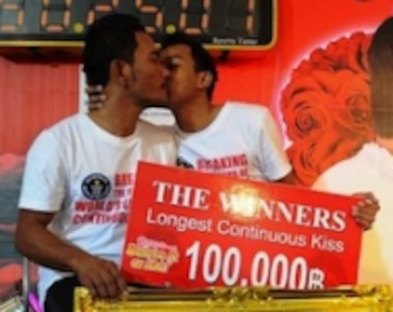 「キスマラソン」で優勝したタイのゲイカップル