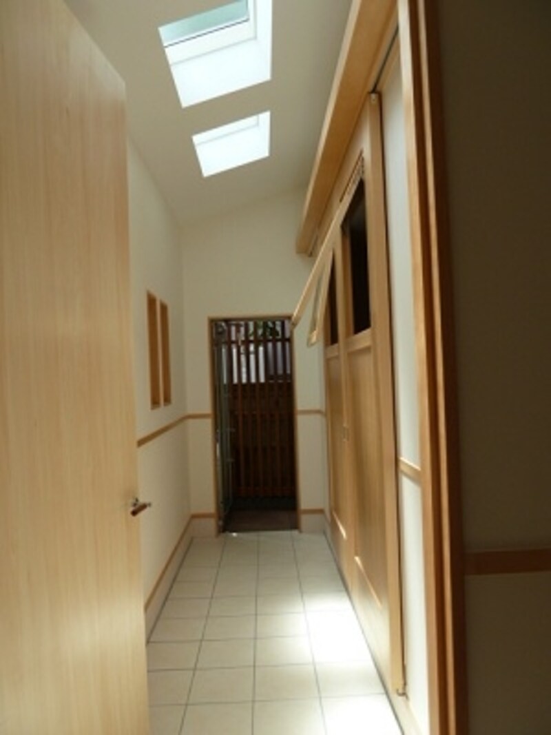 土間のトップライトと引戸の突出し窓