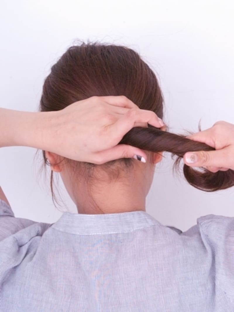 根元を持ち、ねじる