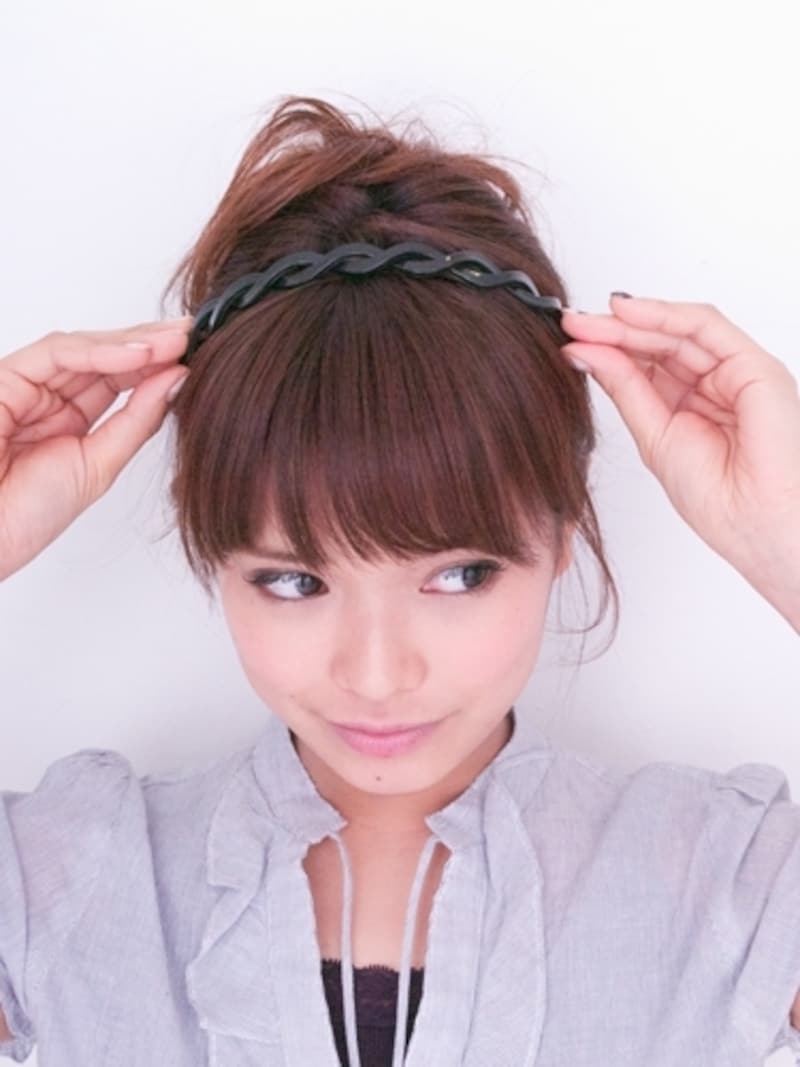 最後にカチューシャをつける