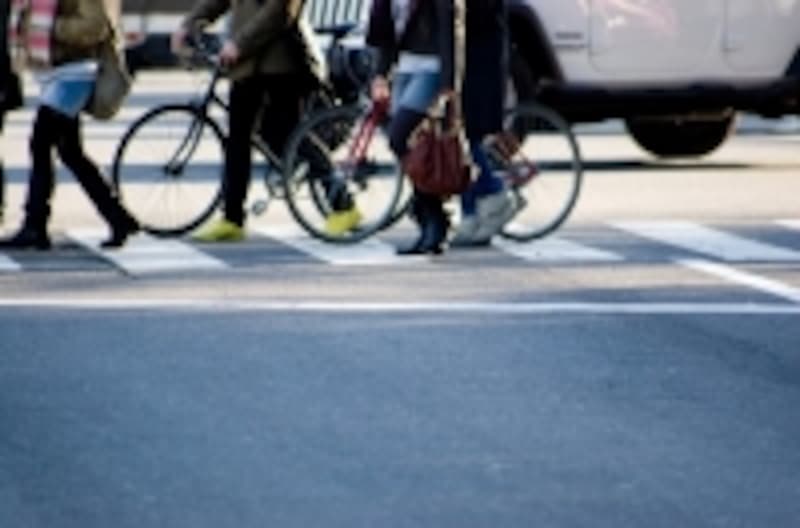 携帯電話をいじりながらのんびり横断歩道を渡る…外国では命知らずの行為になってしまいます。