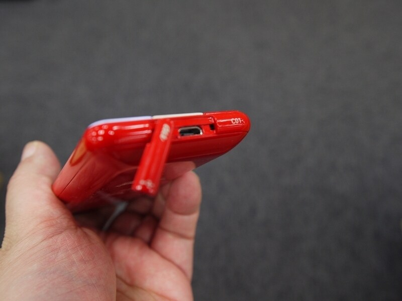 底面にはmicroUSB端子のみ