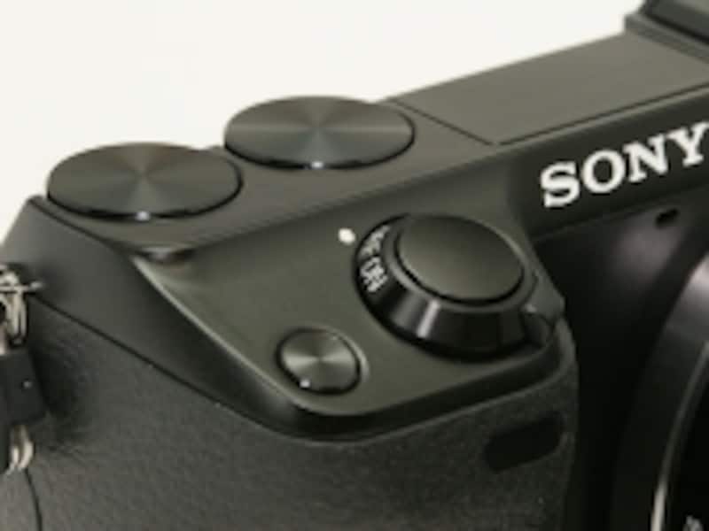 シャッターボタンの手前がナビゲーションダイヤル