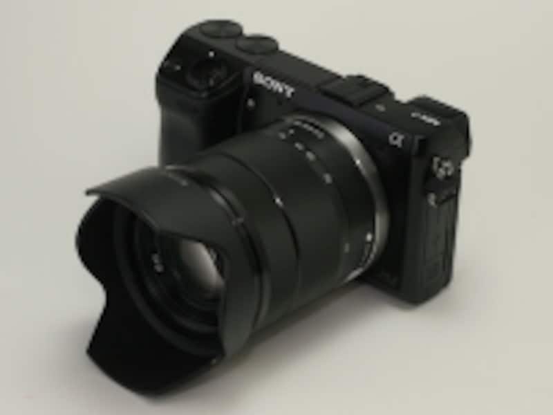 レンズキット付属の「E 18-55mm F3.5-5.6 OSS」。標準フードを装着