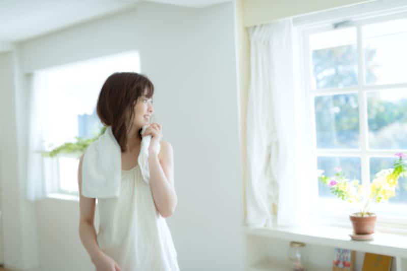 加齢臭を抑えるには、頭皮を清潔に保つこと。1日何回も髪を洗いたい場合は、お湯で流すだけでも効果的