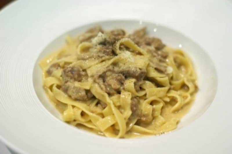 仔牛すね肉とすじの柔らか煮込みソースの手打ちタリアテッレ