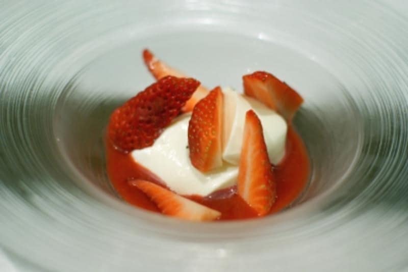 苺の水たまりに落っこちた真っ白いパンナコッタ