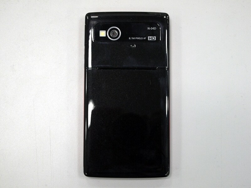 フラットでおいたときの安定もよい背面