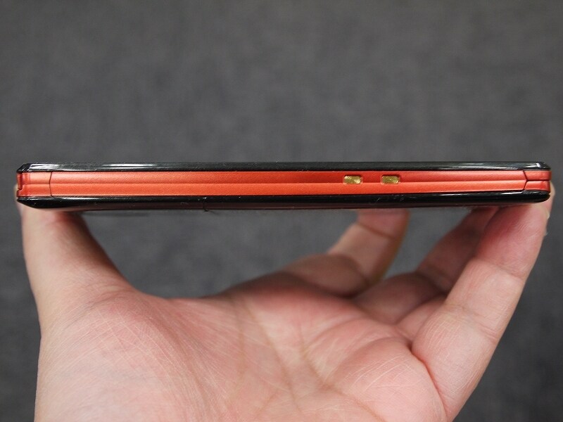 左側面にはクレードルの充電端子がある