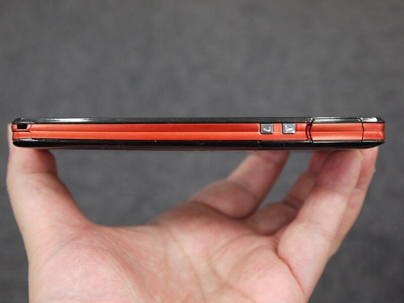 上部にmicroUSB端子、その下に音量上下ボタンを備える。