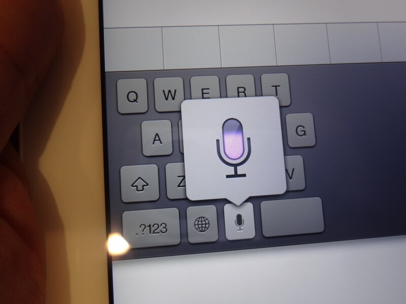 Siriの日本語対応とともに、音声認識による文字入力も可能になった