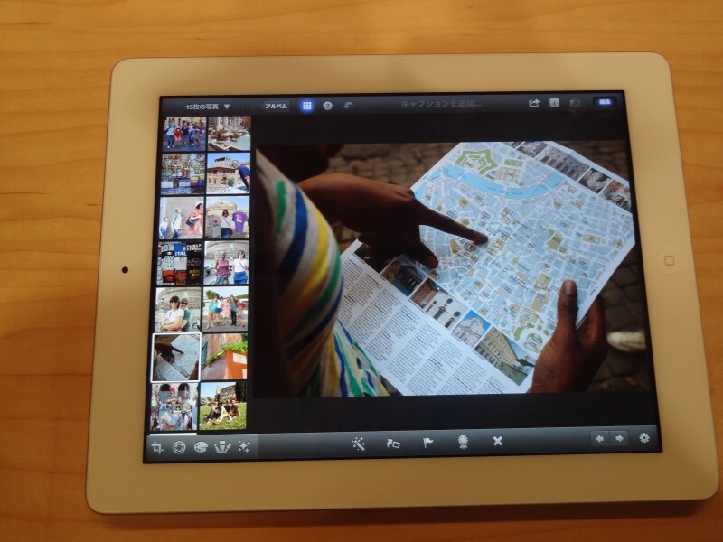新型iPadで新アプリ「iPhoto」を開いたところ。女性が地図を見ているのがわかるだろうか