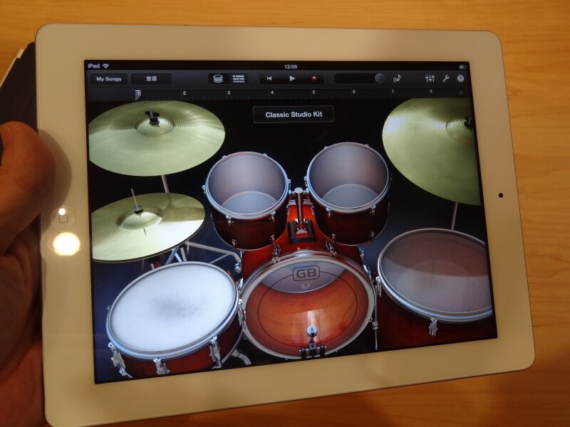 こちらは音楽制作アプリ「GarageBand」の操作画面