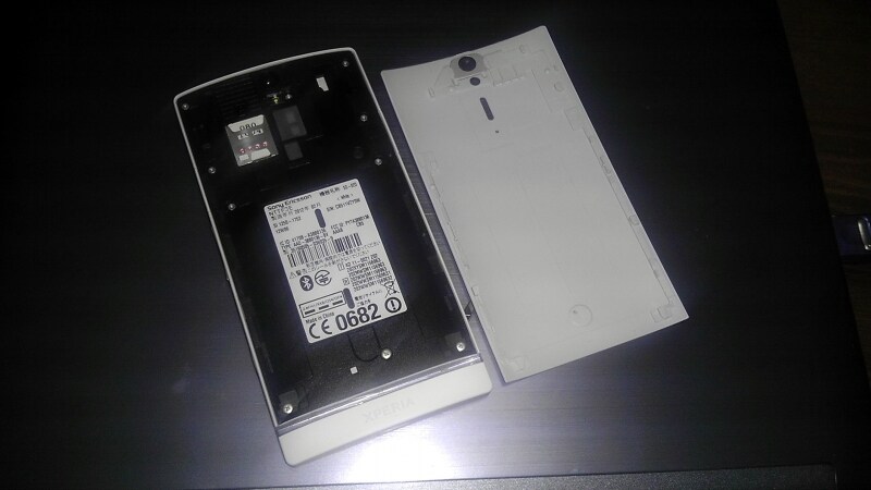 SIMはmicroSIM、バッテリーは内蔵型で、ユーザー交換はできない