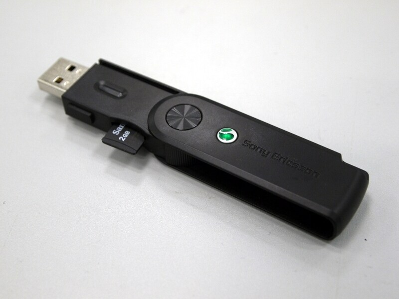 USBメモリ型のmicroSDリーダーは折りたたみ収納型で、本体にmicroUSBをセットする