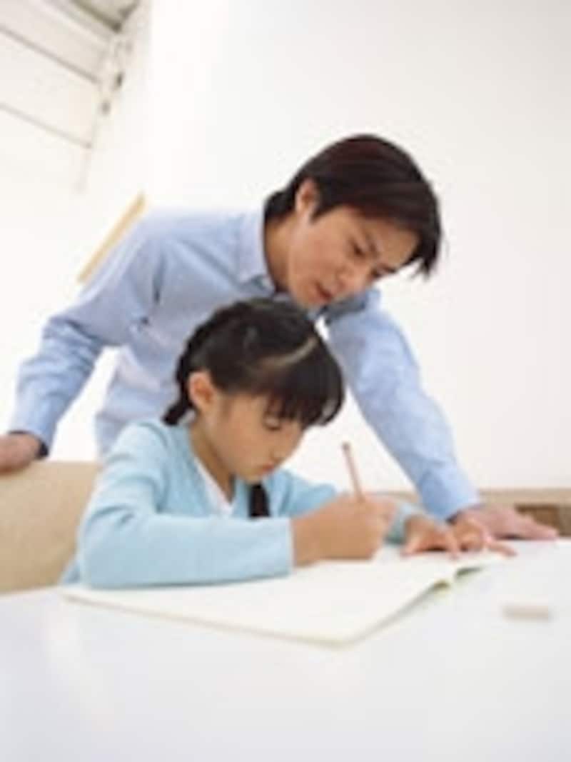 父親と勉強する子ども