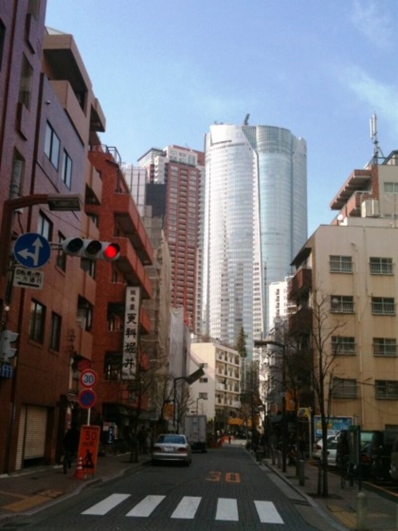 麻布十番から歩くと同店奥には六本木ヒルズの姿も