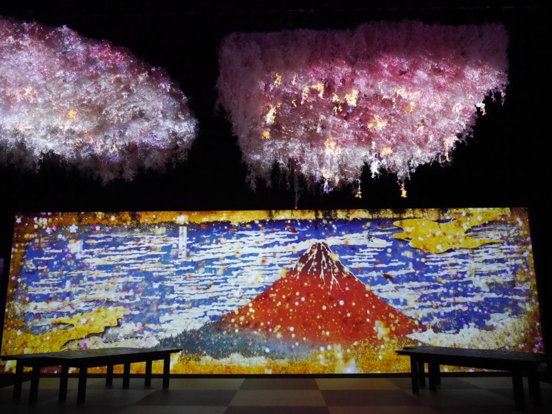 『富嶽三十六景』の世界に誘い込まれる巨大屏風アート