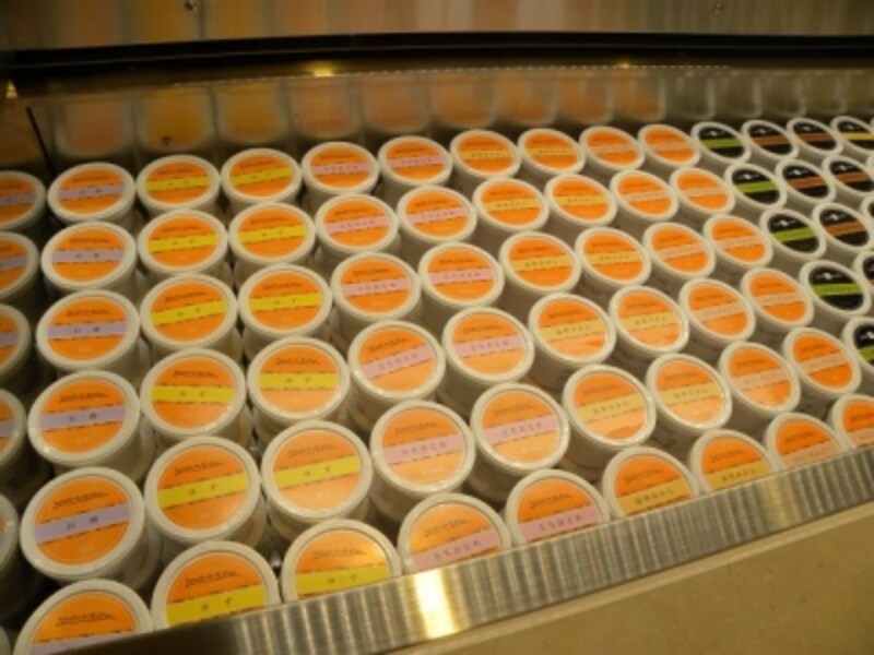 「一夜城 ヨロイヅカ・ファーム」限定アイスは、オレンジ色のラベルと店名ロゴが目印
