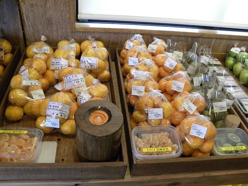 店内には産地直売所の「マルシェ」もあり、早川地区の農家から、新鮮な農作物が毎朝届けられる