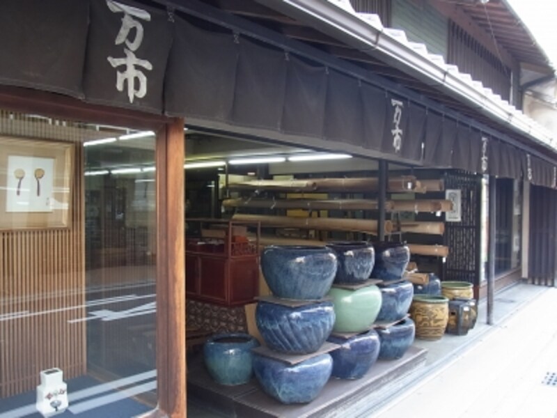 夷川通、家具の街、火鉢