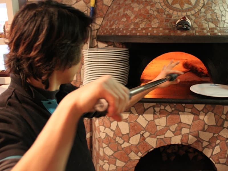 ピッツァを焼く寺床氏