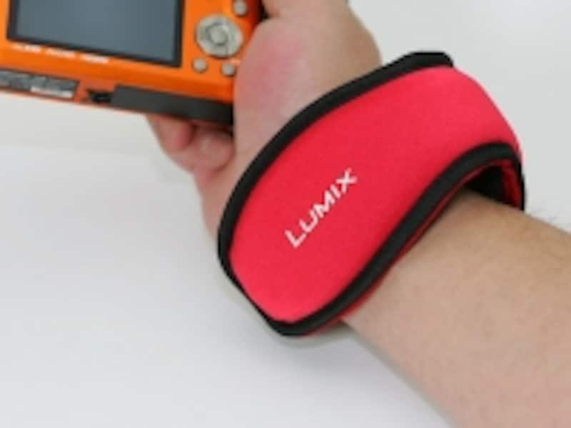 「フローティングストラップ DMW-FST1」 手首に巻き付けて、カメラをしっかりホールド。水に浮く素材なので、水中で誤って手を離れても大丈夫