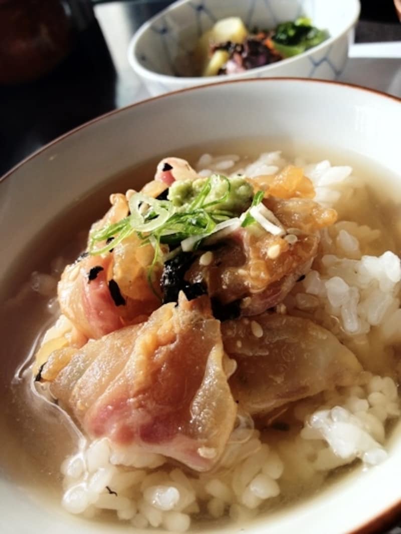 同店で注ぎ入れるのは「ほうじ茶」