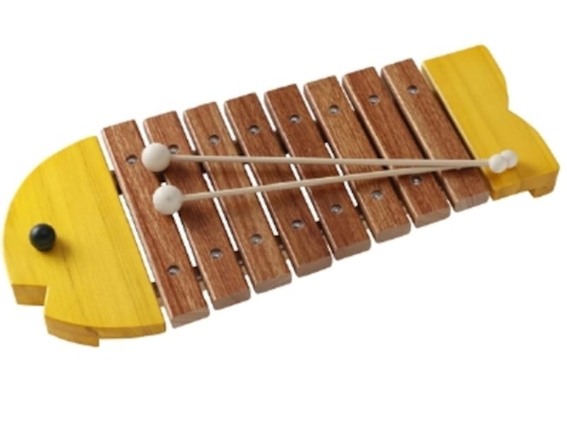 ボーネルンドのおもちゃ出産祝いランキング第2位「木琴 おさかなシロフォン」。初めての楽器は、音の狂いが少ない、良い素材のものを贈りましょう