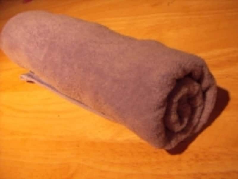 タオルを太巻きのようにグルグル巻いて、円柱タオルを作って挟みます。