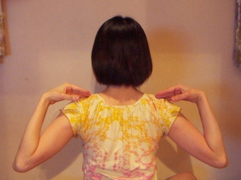 肩甲骨の動きに意識を向けながら肘を回すように動かしてみましょう。