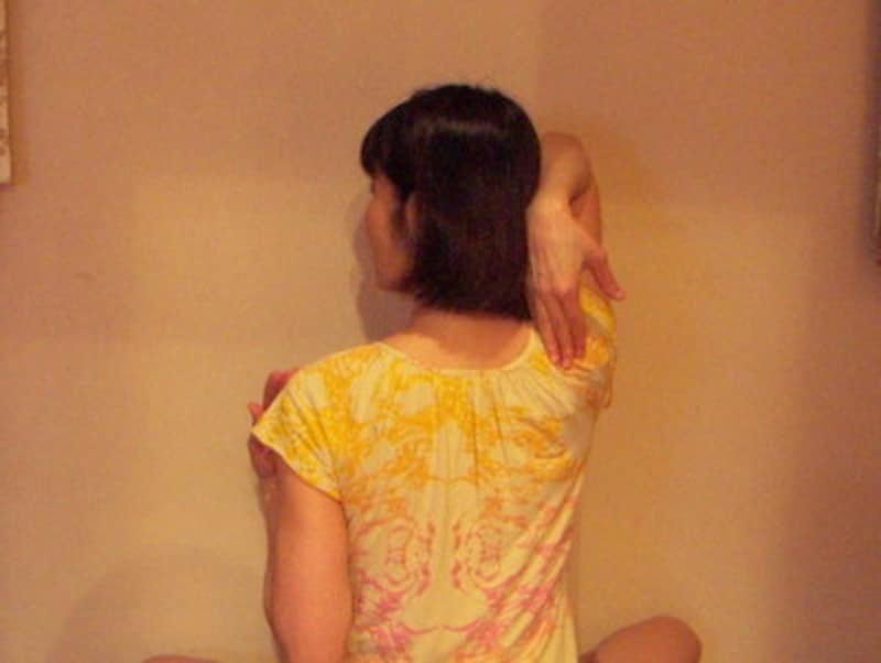 二の腕や首筋の伸びも感じとってみましょう。