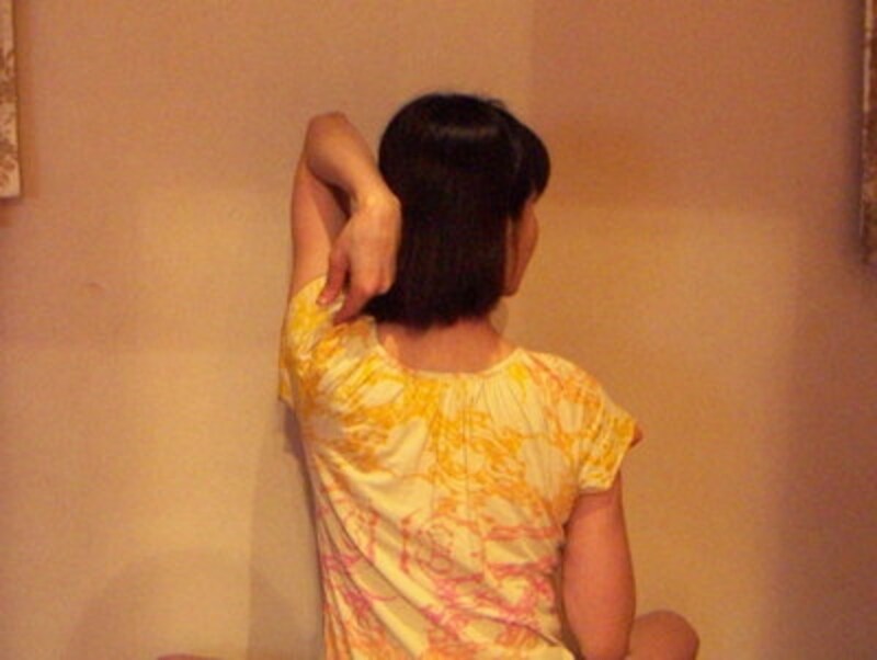 反対方向へも、楽な呼吸を付けながら動かしてみましょう。