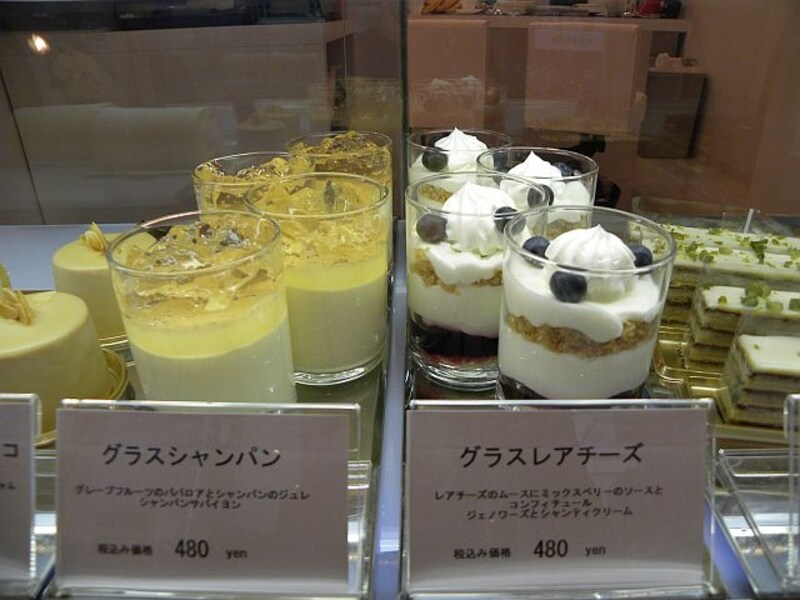 「アトリエ・コータ」の「グラスシャンパン」と「グラスレアチーズ」