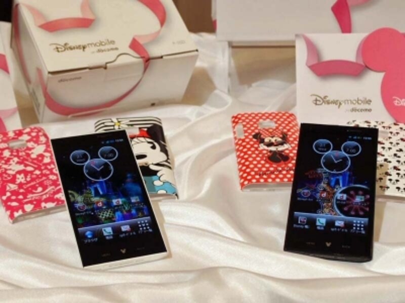 白、黒それぞれにピンク系とモノトーン系のカバーが2つ付属。気分にあわせてきせかえできます