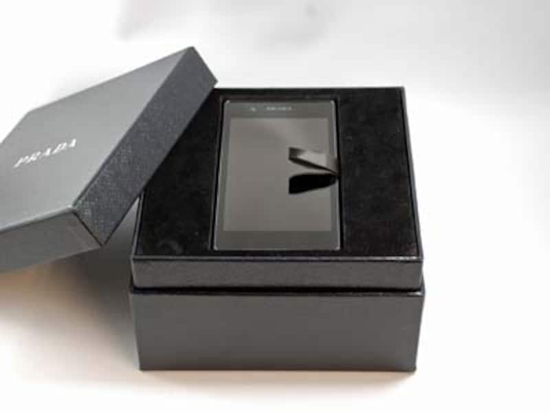 ベルベットの緩衝材に包まれた「PRADA phone L-02D」とご対面です！