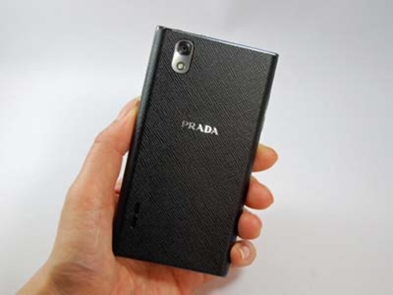 背面にもPRADAのロゴが。サフィアーノレザーがシックでかっこいいですね。