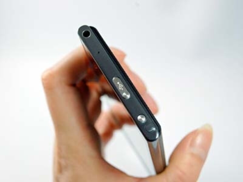 スライド式カバーが付いたmicroUSBポート。開けても閉めてもスマートです。
