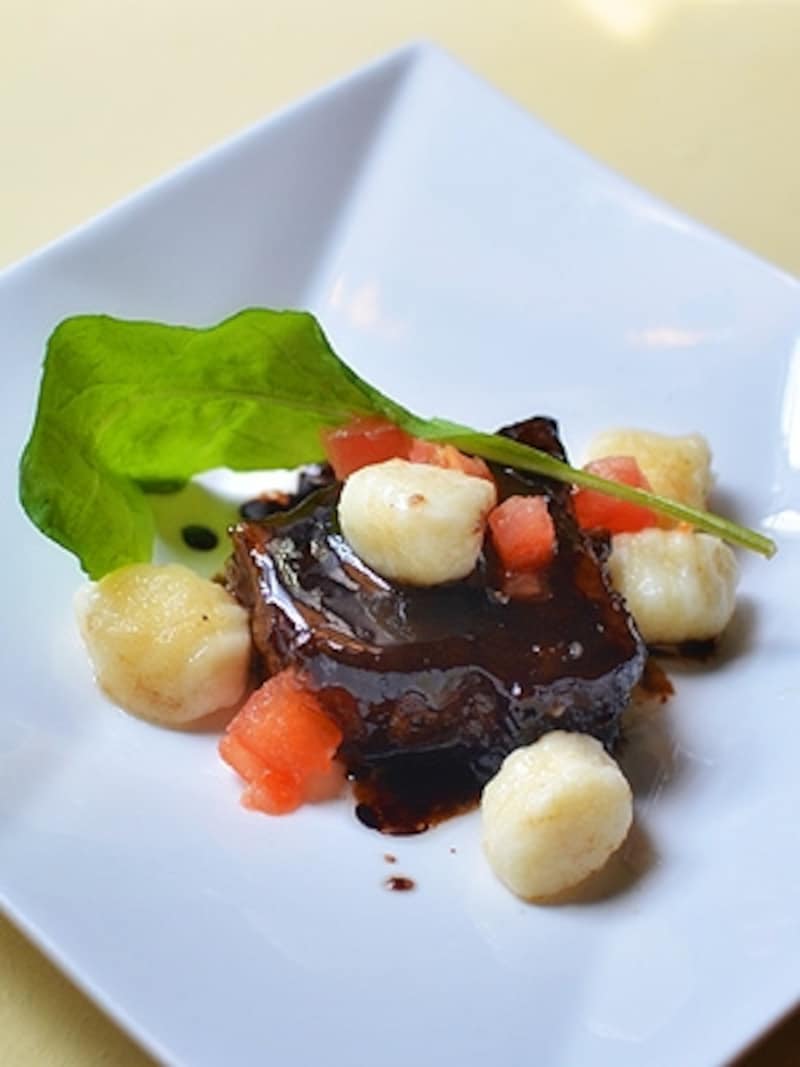 厚切り塩ブタのグリル～焼きニョッキ・バルサミコソース（950円）