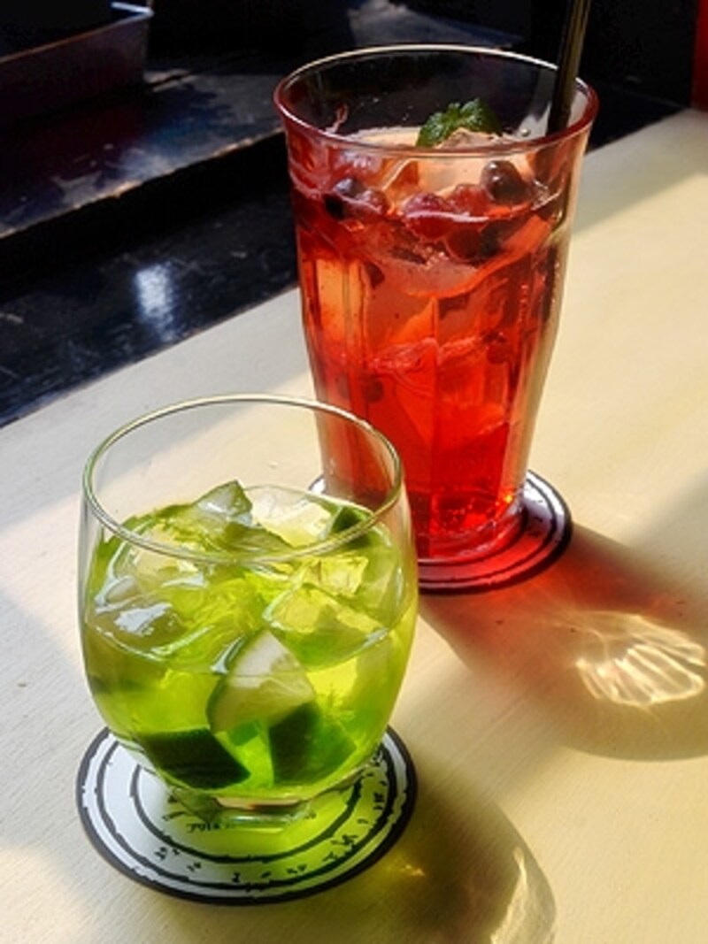 オリジナルカクテルは黄・赤・黒・橙・緑の5種類（各750円）