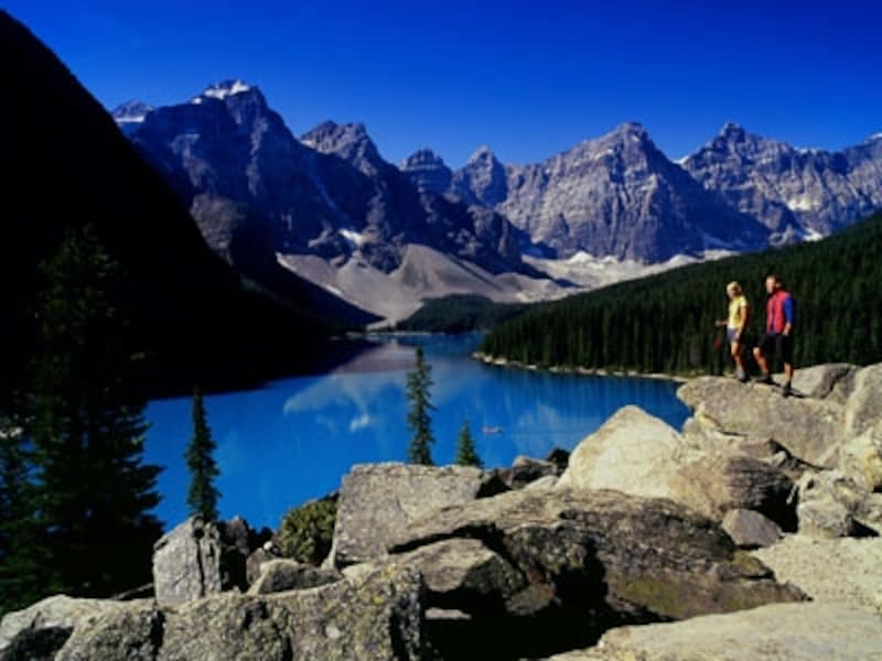 数多くあるカナディアンロッキーでも高い人気を誇るモレーンレイクundefined(C) Travel Alberta