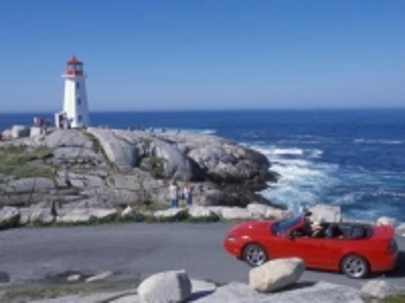 白い灯台と大西洋の青のコントラストが美しいペギースコーブundefined(C) Tourism Nova Scotia