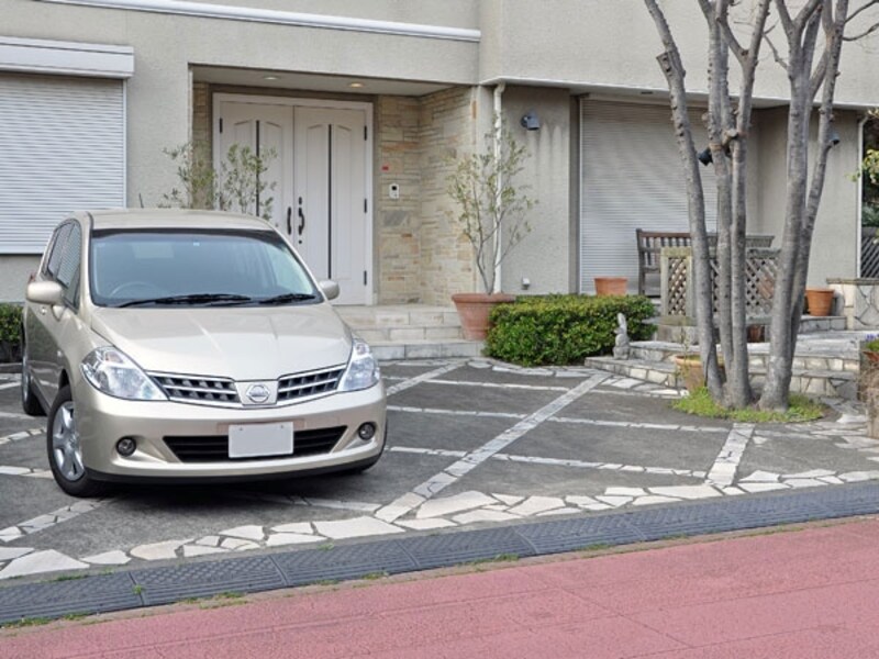 庭先の広いカースペース