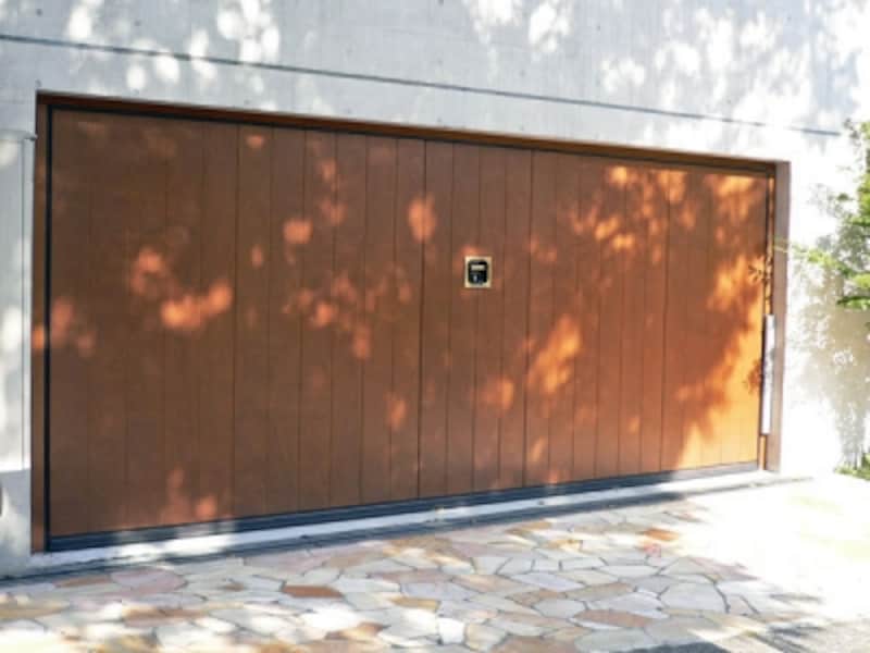 木製扉の車庫