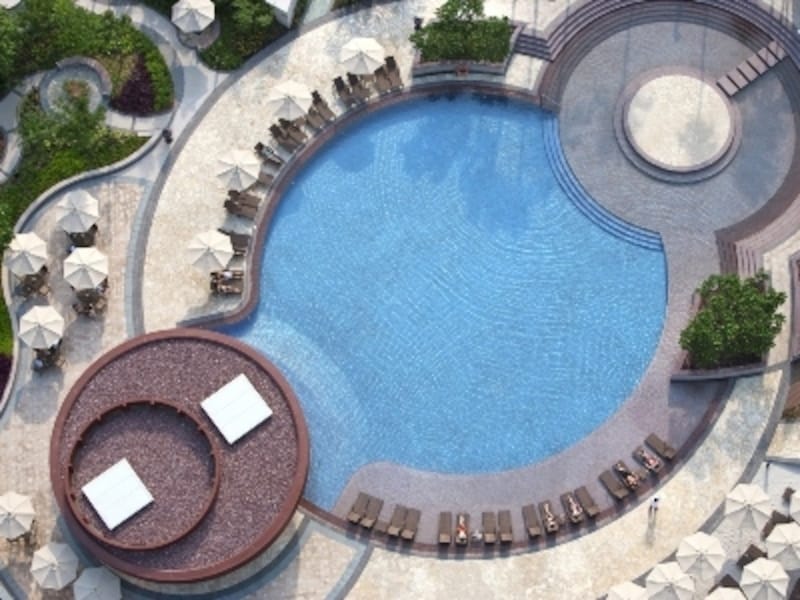 人工ビーチや水中スピーカーを設置したハードロックホテルのプール (c) City of Dreams