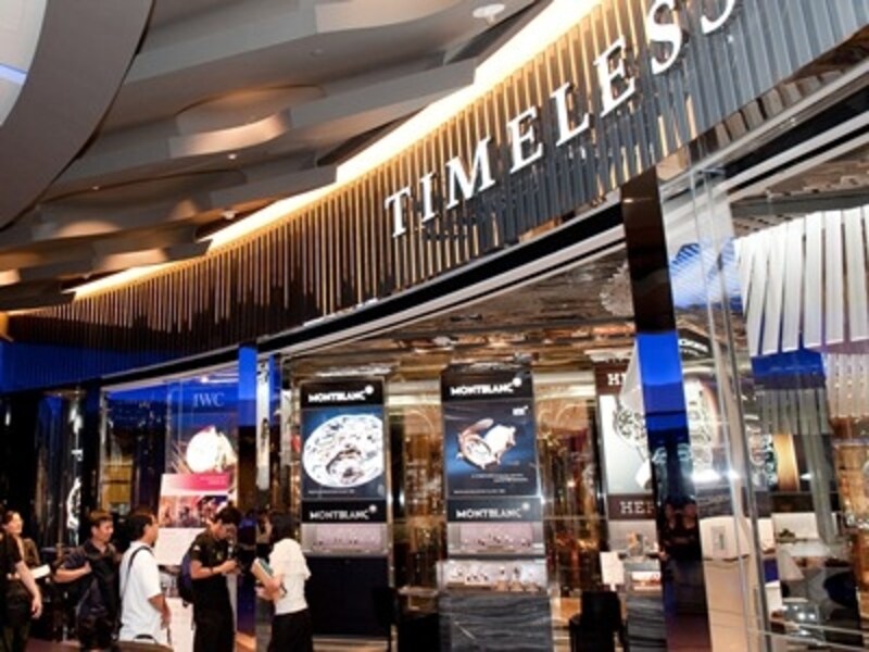 リゾート内の各施設をつなぐ回廊部にショップが並ぶ (c) City of Dreams