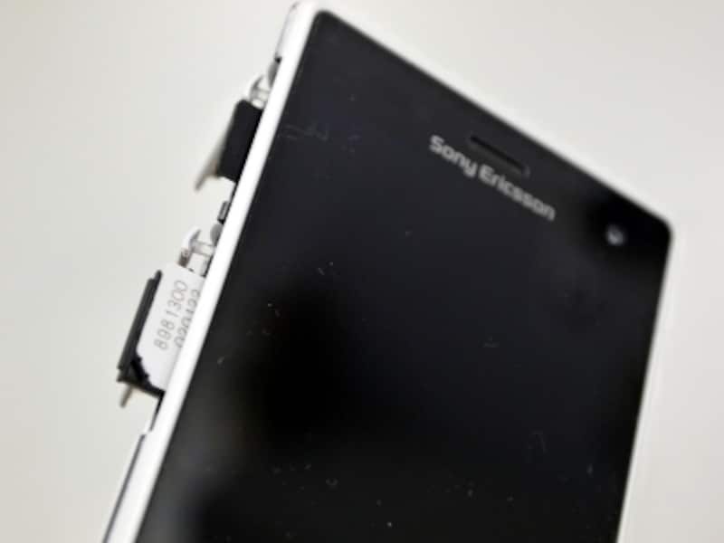 裏蓋を外さずに、microSDやSIMを抜き差しできる