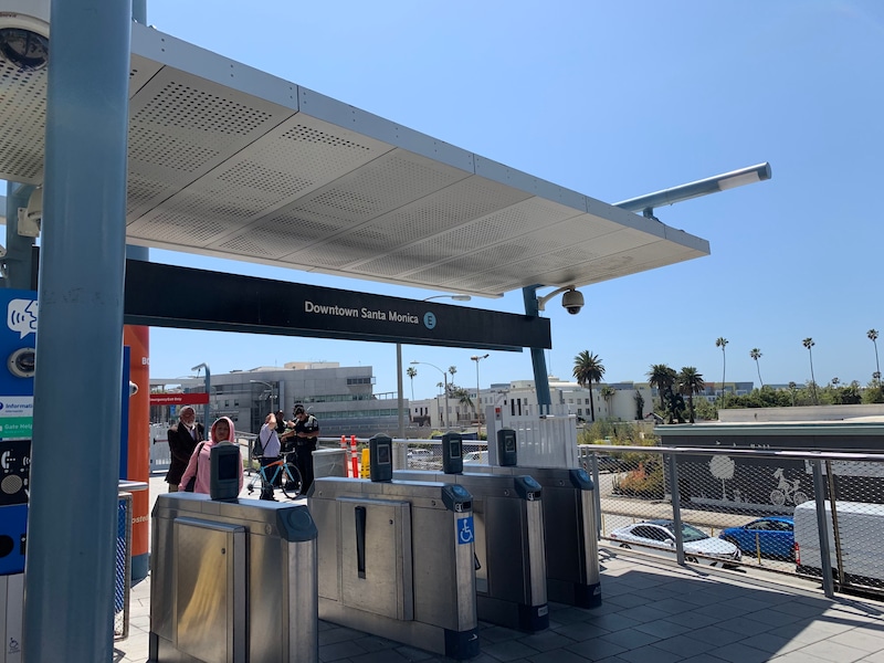 サンタモニカステーションは、ビーチまですぐ!ダウンタウンから電車で来れます!