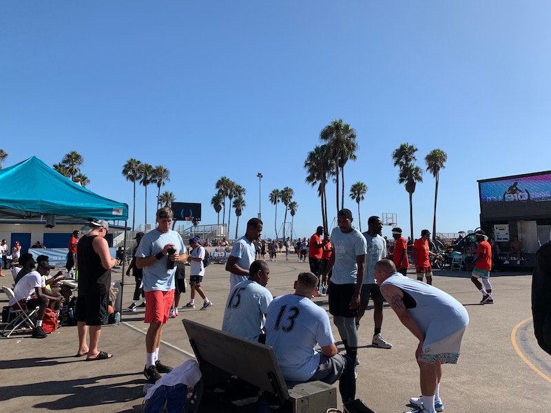 プロアマ問わず、みんなでバスケットボールをしている!